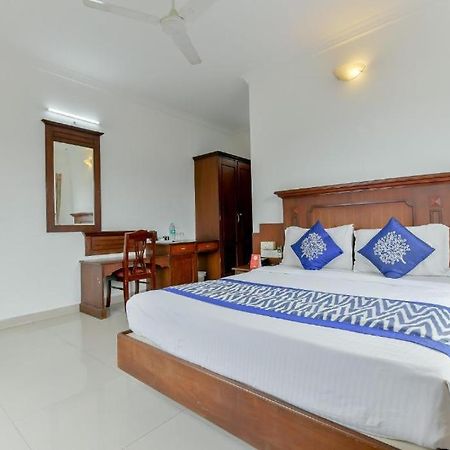 Centre Point Hotel Kochi Exterior photo