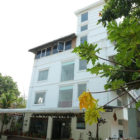 Centre Point Hotel Kochi Exterior photo