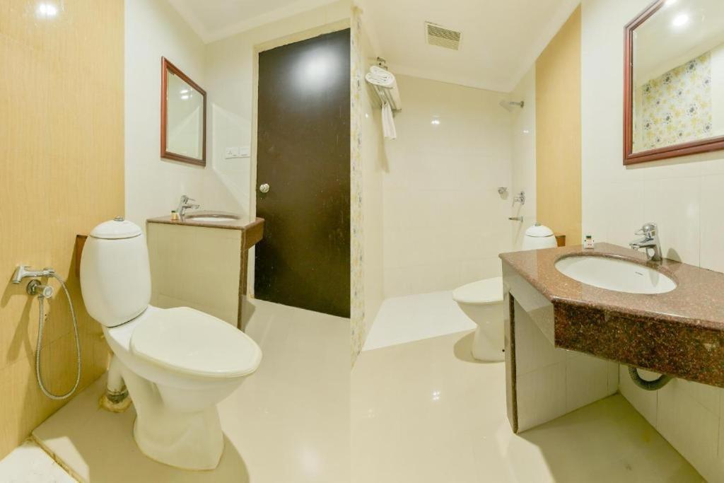 Centre Point Hotel Kochi Exterior photo