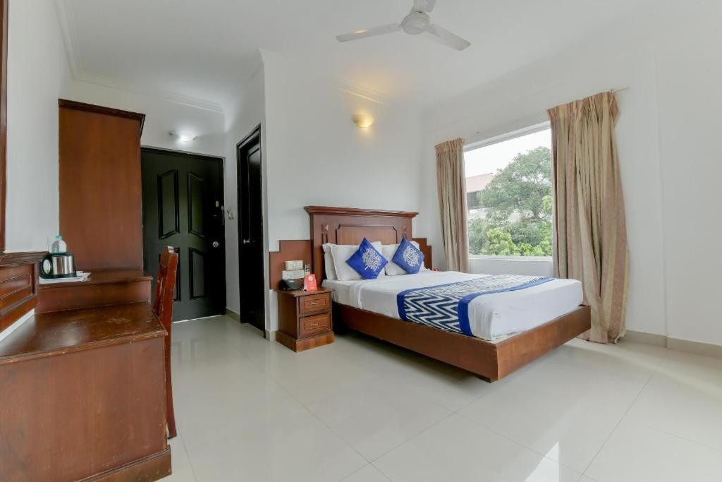 Centre Point Hotel Kochi Exterior photo
