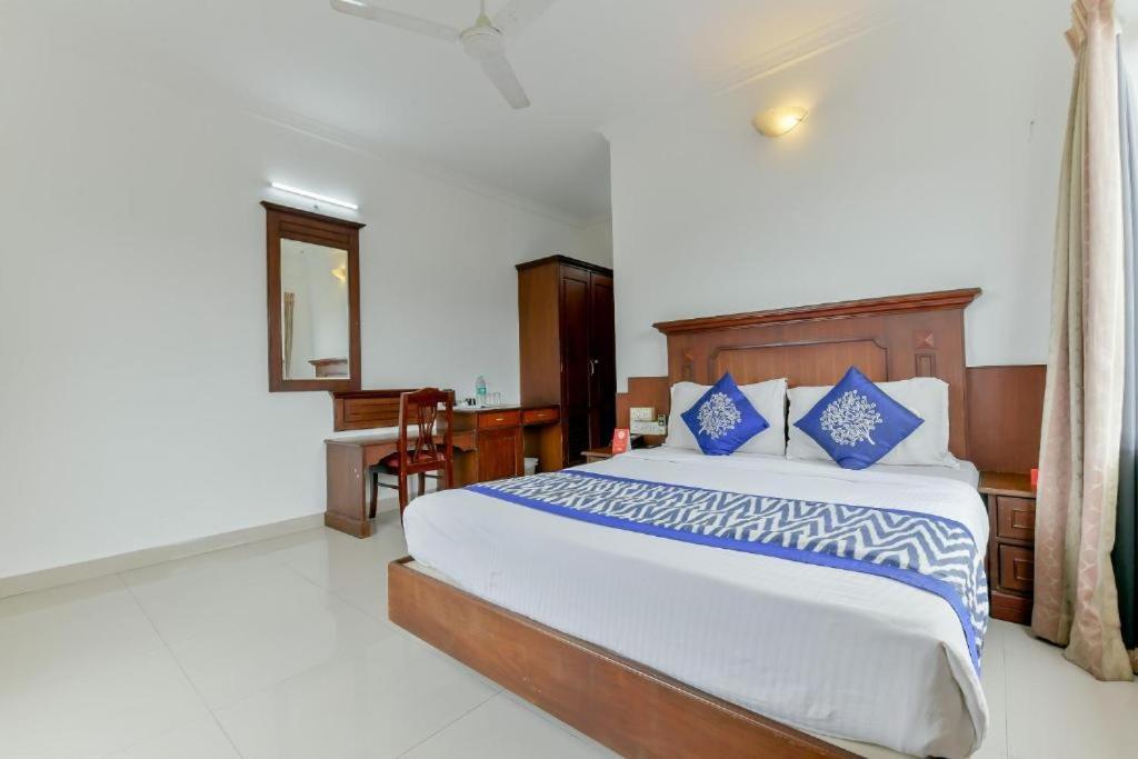 Centre Point Hotel Kochi Exterior photo