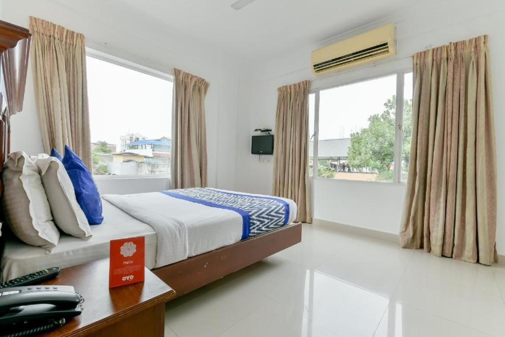 Centre Point Hotel Kochi Exterior photo